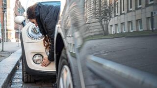 Wer beim Einparken ein anderes Auto rammt, muss den Schaden auf jeden Fall melden.