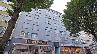 Eine Fassade aus den 1950er-Jahren: Wie bei vielen Gebäuden in der Ludwigshafener Innenstadt kamen die großen Schaufenster im Erdgeschoss später.