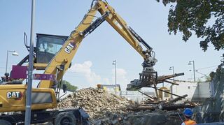 Kaum noch ein Stein auf dem anderen: Bagger machen aus dem alten Bahnwärterhäuschen Kleinholz.