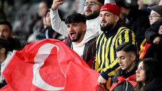 Junge Migranten stehen oft zwischen zwei Welten. Auch beim Fußball-Länderspiel Deutschland-Türkei im November in Berlin (Bild) war für viele die Entscheidung schwer, wen sie anfeuern.