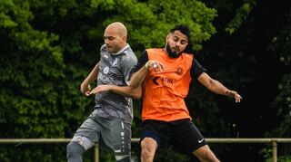 Groß-Rohrheims Farhan Malik (r) im Zweikampf um den Ball. Nach zwei Spielen ohne Sieg soll nun etwas Zählbares her.