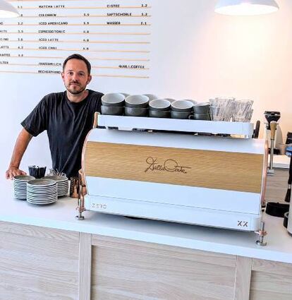 Barista Christian Kubitz hat das Café „Juli“ eröffnet.