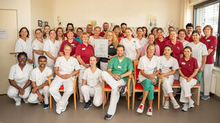 Chefärztin Dr. Diana Franke-Chowdhury (mit Urkunde zum Qualitätssiegel) und das geriatrische Team freuen sich über die Auszeichnung der alltäglichen Arbeit auf der Station.