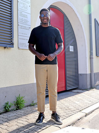 Raymond Höptner freut sich im Juni vor dem Ortsvorsteherbüro in Mundenheim über seinen Wahlerfolg. Jetzt ist er Opfer eines Angriffs geworden.