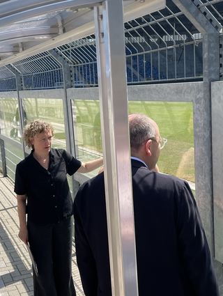 Die Projektleiterin für das Carl-Benz-Stadion, Christina Lepold (l.), und Mannheims Oberbürgermeister Christian Specht (CDU) begutachten die neuen Rollstuhlplätze.
