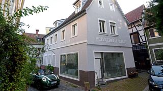 In der Blütezeit in den 1970er Jahren wurde in Ladenburg bei der Metzgerei Wolf noch Wurst verkauft. Heute zeugt nur noch der Schriftzug davon.