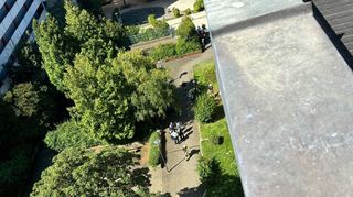 Ein vierjähriger Junge ist am Freitagvormittag von dem Balkon im siebten Stock eines Hochhauses in Heidelberg-Emmertsgrund gestürzt.
