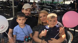 Sohn Ömer, Papa Mustafa, Mama Mine und Sohn Ali genießen sehr oft gemeinsam die Gastronomie auf dem Marktplatz (v.l.n.r).