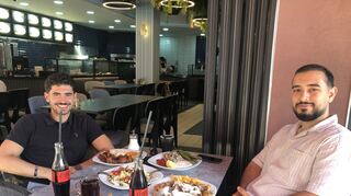Jamiro (l.) und Sawen lassen es sich schmecken - und haben eine klare Meinung zur Döner-Obergrenze und auch zu EU-weit diskutierten neuen bürokratischen Vorgaben an das Fleisch.
