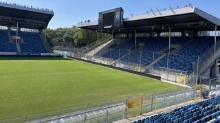 Am Dach des Mannheimer Carl-Benz-Stadions sind die neuen, eckigen sowie die alten, runden Flutlichtstrahler zu erkennen, zwischen Spielfeld und Sitzplätzen der neue Bereich für Rollstuhlfahrer.