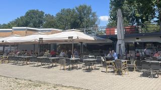 Kult: Das Café Oro im Strandbad-West. Über Abriss und Neubau wird seit Jahren diskutiert. Jetzt liegt ein Planungsentwurf vor.