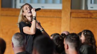 Laura Heinz beim Konzert inmitten der Strafgefangenen im Frankenthaler Gefängnis.