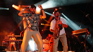 Der Latin-Popstar grinst mit dem Publikum um die Wette.