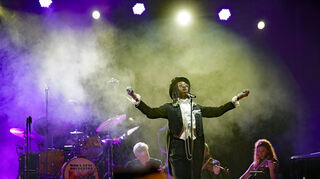 Blickfang ist Malonda, akustisch eine faszinierende Mischung aus Hildegard Knef und Grace Jones.