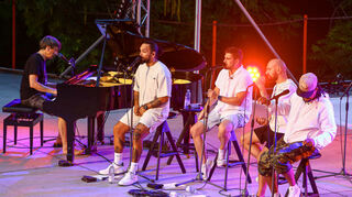 Söhne Mannheims Piano im Luisenpark mit (v.l.) Florian Sitzmann, Karim Amun, Dominic Sanz, Michael Klimas und Rapper Metaphysics.