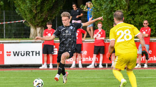 Der SV Waldhof Mannheim gewinnt am Samstagabend mit 8:0 in Tauberbischofsheim.