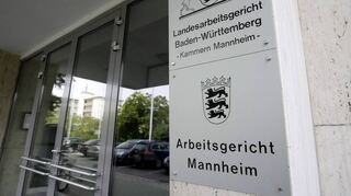 Eine Reinigungskraft klagt am Arbeitsgericht, nachdem eine GBG-Tochter sie während der Probezeit gekündigt hat.