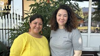 Starkes Team: Günseli Acar (l.) und Tasniem Ibrahim (r.) arbeiten für das IRC in Mannheim.