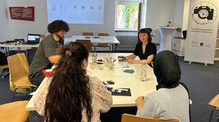 Abdallah El Selehdar (l.) und Diana Cohen (r.) leiten den Fotografie-Workshop des Projekts Klickwinkel.