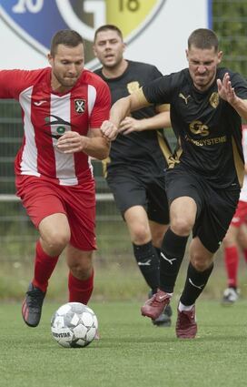 Lampertheims Tobias Hofmann (l.) im Laufduell gegen Dominik Wiegand.