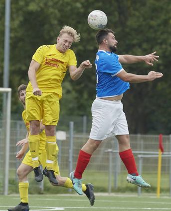 Gartenstadts Christopher Sorg im Kopfballduell mit VfR-Mann Biagio Setola.