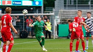 Schock in der 116. Minute der ersten DFB-Pokalrunde: Mathias Olesen (3. v. r.) köpft das Tor zum 3:2 des 1. FC Köln gegen Drittligist SV Sandhausen. Die Hardtwaldkicker hatten in der regulären Spielzeit ein 0:2 noch aufgeholt.
