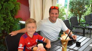 Sören Bessler ist mit seinem Sohn Bennick bei Toscani Feudenheim. Der Junge genießt ein Riesen-Spaghettieis.