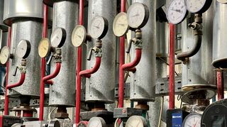 Blick auf bestehende Rohre im Untergeschoss des Freizeitbades Neckarhausen: Neue Technik und Pumpen sollen beim Energiesparen helfen.