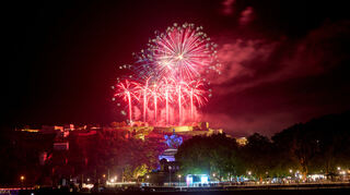 Das Abschlussfeuerwerk von Rhein in Flammen wird in Koblenz von der Festung Ehrenbreitstein aus abgeschossen. Entlang der schönsten Rheinabschnitte finden jährlich von Mai bis September die Feuerwerksspektakel «Rhein in Flammen» statt.