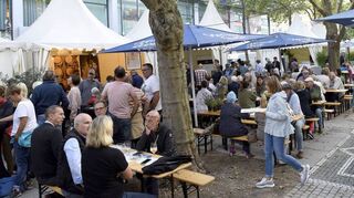 Gemütliches Ambiente bei der Veranstaltung „Wein und Genuss“ auf den Kapuzinerplanken.