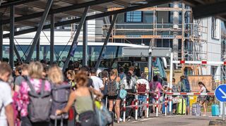 Fahrgäste warten am Bahnhof von Baden-Baden.