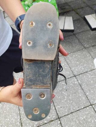 Die Schuhsohlen verhelfen den Tauziehern zu einem festen Halt im Rasen.