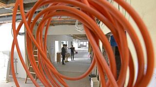Dicke Kabelbündel hängen noch an vielen Stellen in der Mehrzweckhalle von der Decke. Im November soll die Bauabnahme erfolgen.
