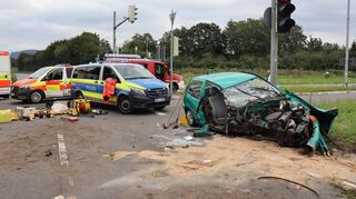 Ein Auto ist auf der B38 bei Weinheim im Bereich der Einmündung Mannheimer Straße mit einer Laterne kollidiert.