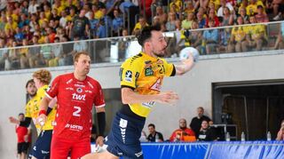 Löwen-Kapitän Patrick Groetzki (gelbes Trikot) fiebert schon dem Saisonstart in der Handball-Bundesliga entgegen.