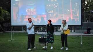 Festival-Kuratorin Morticia Zschiesche (Mitte) im Gespräch mit Michael Ackermann (l.) und Angelika Weimer (r.), die an den Dreharbeiten beteiligt waren.