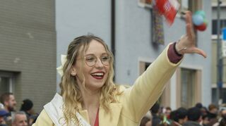 Immer mit Spaß dabei: Sonnenbotschafterin Charlotte I. beim Fastnachtsumzug in Bürstadt.