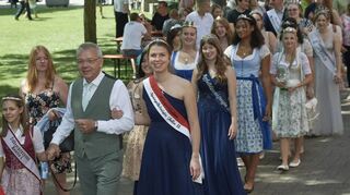 Spargelkönigin Julia II. zieht an der Seite von Lampertheims Bürgermeister Gottfried Störmer aufs Spargelfest – gefolgt von weiteren Repräsentantinnen der Region.