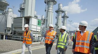 Rundgang durchs Gasturbinenkraftwerk (v.l.): Standortleiter Ralf Stüwe, Frank Köhler, Leiter des Gasturbinenkraftwerks, Wirtschaftsminister Kaweh Mansoori und RWE-Vorstandsmitglied Steffen Kanitz.