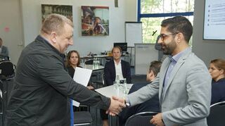 Kräftiger Handschlag: Kreisbeigeordneter Matthias Schimpf (links) überreicht die Anliegen aus der Region schriftlich.