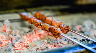 Fleischspieße werden im türkischen Restaurant «Lale» auf einen Holzkohlegrill gelegt. In Mannheim säumen 16 Kebabrestaurants den historischen Marktplatz. Anwohner fühlen sich von den Ausdünstungen der Holzkohlegrills belästigt.