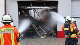 Die Flammen eines Fahrzeugbrandes am Morgen haben auf ein Gebäude in Ketsch übergeschlagen.