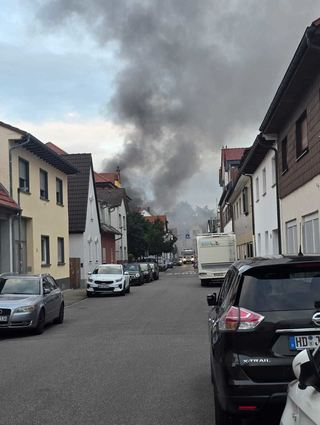Am Mittwochmorgen wird die Feuerwehr zu einem Fahrzeugbrand gerufen. Die Flammen schlagen auf ein Gebäude über.