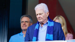 Hoffenheims Mäzen Dietmar Hopp steht auf einer Tribüne.