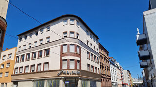 In diesem Eckhaus in der Pfalzgrafenstraße 30 in Ludwigshafen befindet sich das Dachgeschoss.