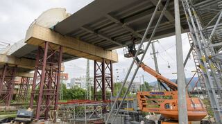 Die Gneisenaubrücke wächst: Sieben Elemente sind bereits zusammengefügt und liegen auf provisorischen Trägern. Später wird die Rad- und Fußgängerbrücke an Seilen in der Luft hängen.