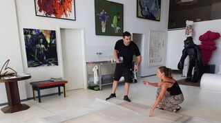 Die Ausstellung mit dem Titel „At home Abroad“ zeigt Werke von internationalen Künstlern und läuft vom 24. August bis 21. September.