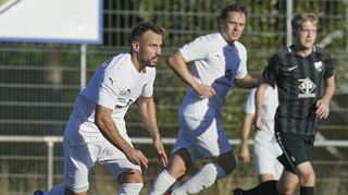 Riedrodes Vincenzo Lucchese kennt eine ganze Menge Leute aus der Fußballwelt – und das nicht nur aus dem Amateurbereich. Zusammen mit seinem Bruder Gianluca stylt er zahlreichen Profi-Fußballern die Haare.
