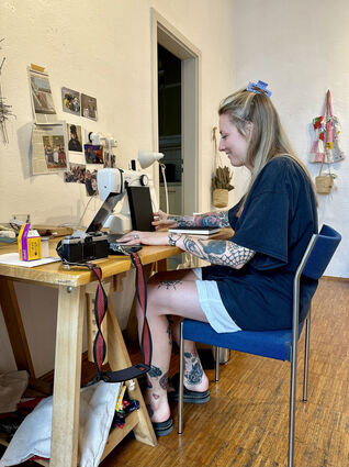 Laura Buckle im Atelier des Künstlerhauses in der Sämergasse. Die Nähmaschine ist ihr künstlerisches Werkzeug.