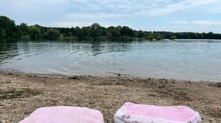 Binsfeld-Kissen – so nennt Laura Buckle diese Soft Skulptur am Strand. Bilder: Nowack/Künstlerbund